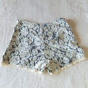 Love Point Women's Floral Lace Shorts. Size LG. NWT